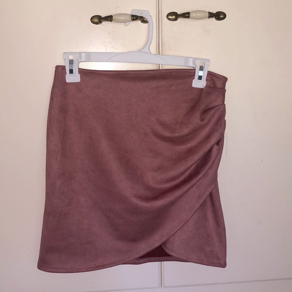 Windsor medium mauve skirt! Super cute for a night out! Never worn!